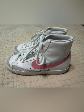 Nike Blazer Mid '77 Vintage sneakers with Pink Swoosh & Suede Accents, Size 8.5
